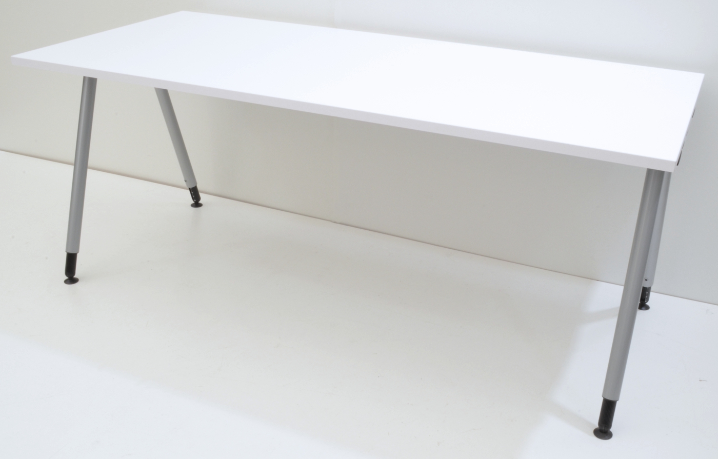 Schreibtisch - 180 cm, höhenverstellbar - weiß / silber - König + Neurath / Heyne