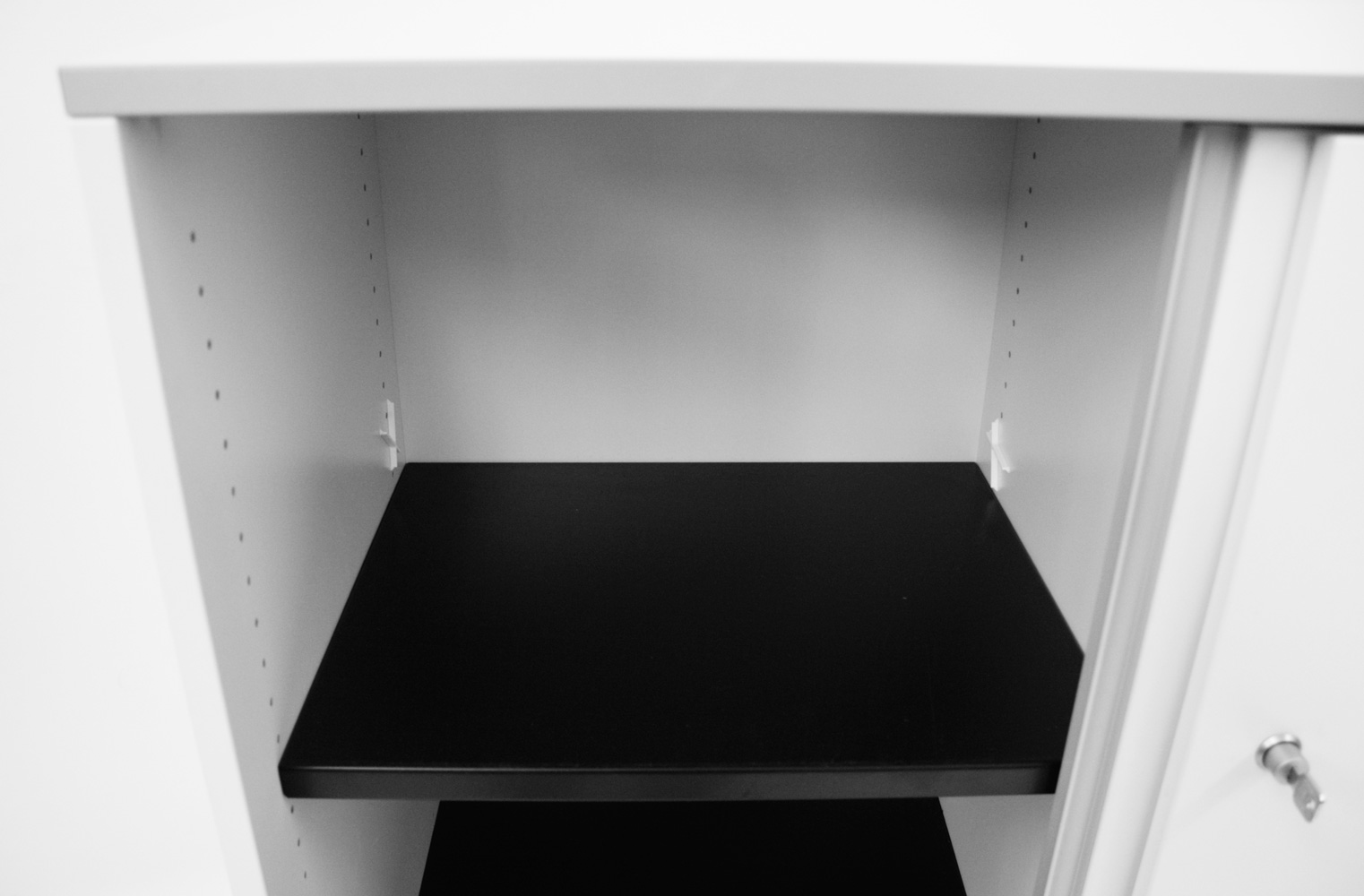 Schiebetürenschrank 3 OH, abschließbar, Metalleinlegeböden