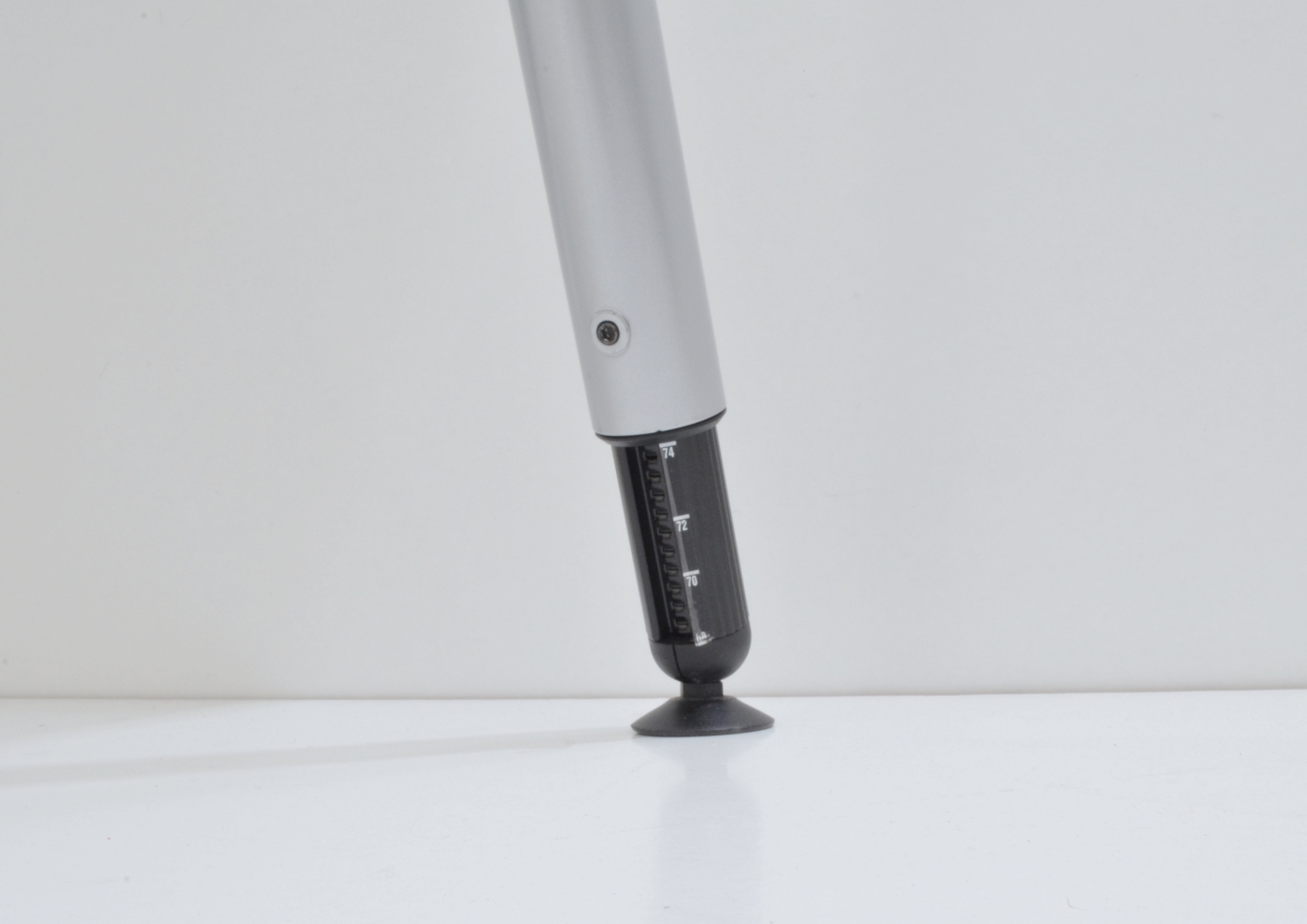 Schreibtisch - 180 cm, höhenverstellbar - weiß / silber - König + Neurath / Heyne