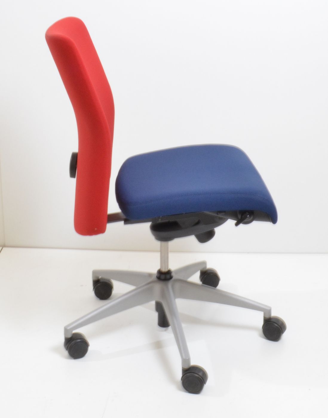 Drehstuhl XP - blau/rot - Girsberger