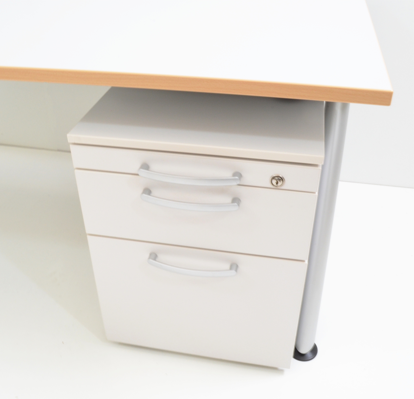 Schreibtisch - 200 cm - weißgrau - mit Rollcontainer - Haworth / dyes