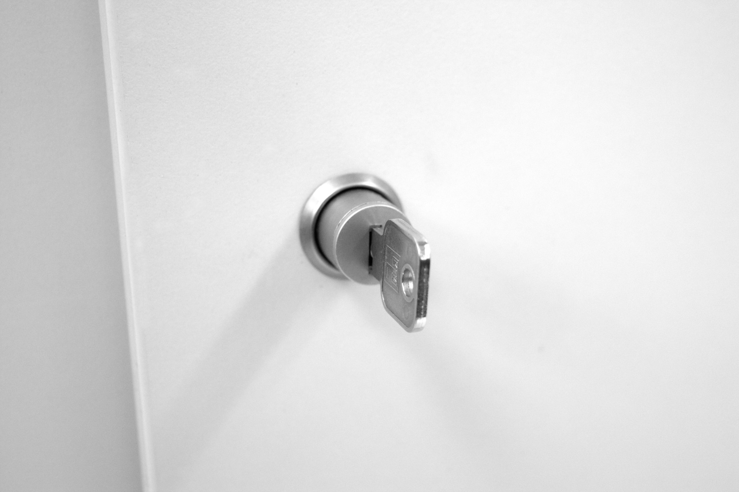 Schiebetürenschrank 3 OH, abschließbar, Metalleinlegeböden