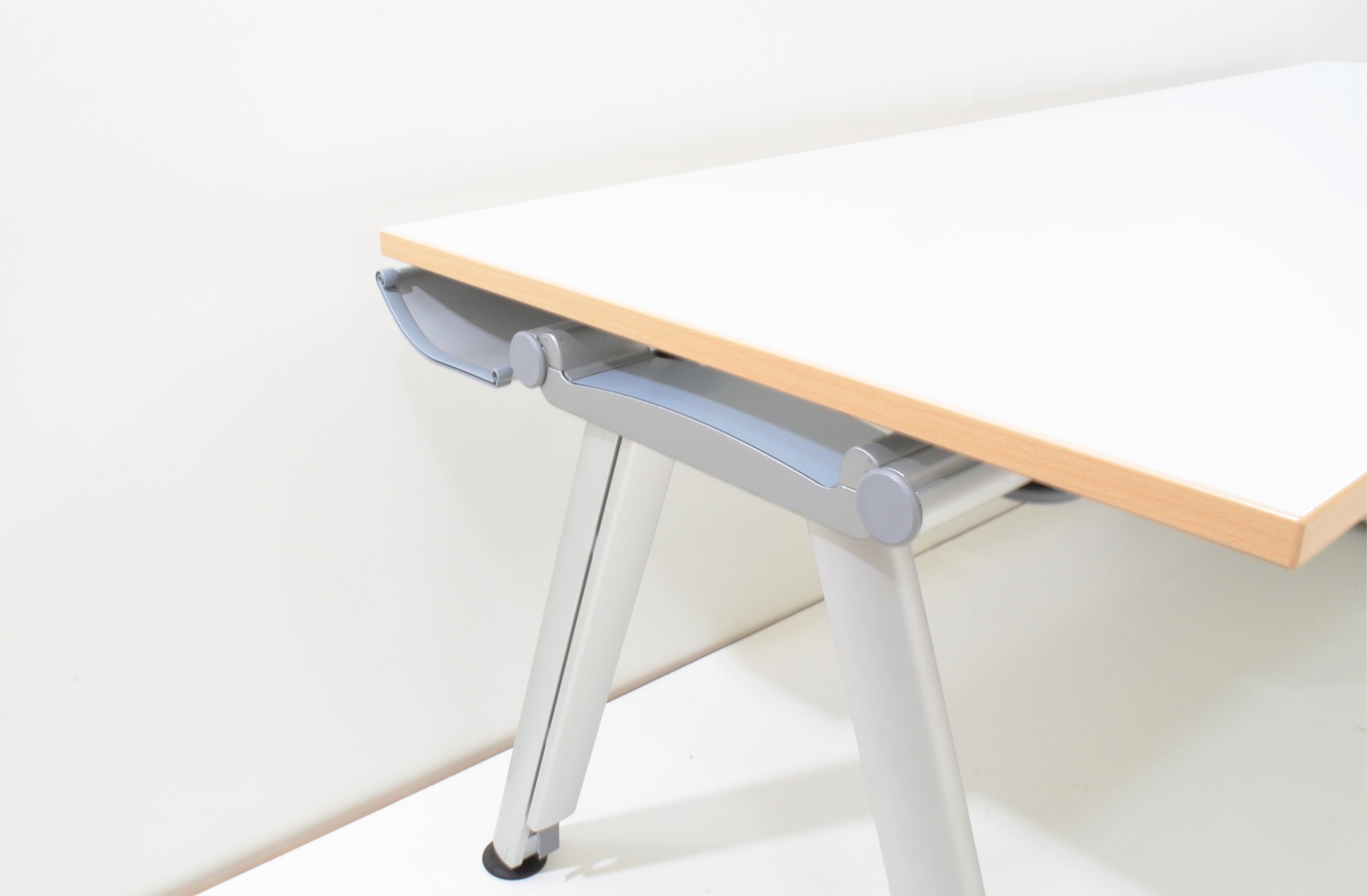 Schreibtisch - 200 cm - weißgrau - mit Rollcontainer - Haworth / dyes