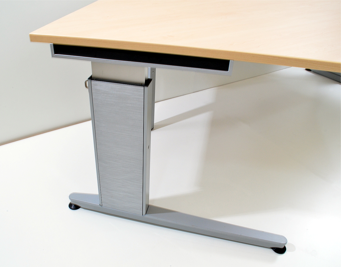 Freiform-Schreibtisch - 235 cm, höhenverstellbar - Ahorn - König + Neurath