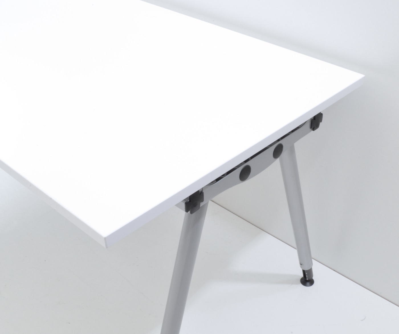 Schreibtisch - 180 cm, höhenverstellbar - weiß / silber - König + Neurath / Heyne