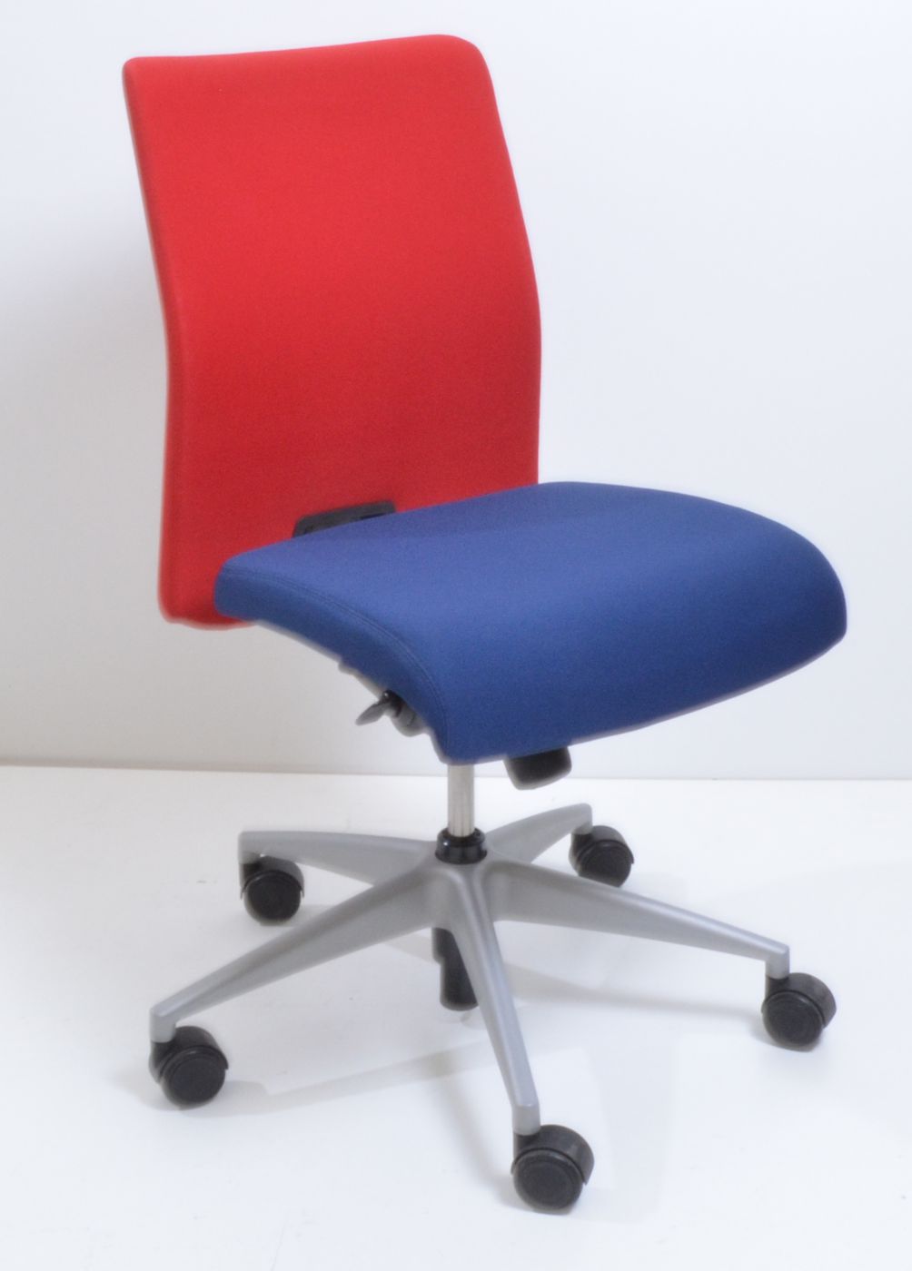 Drehstuhl XP - blau/rot - Girsberger